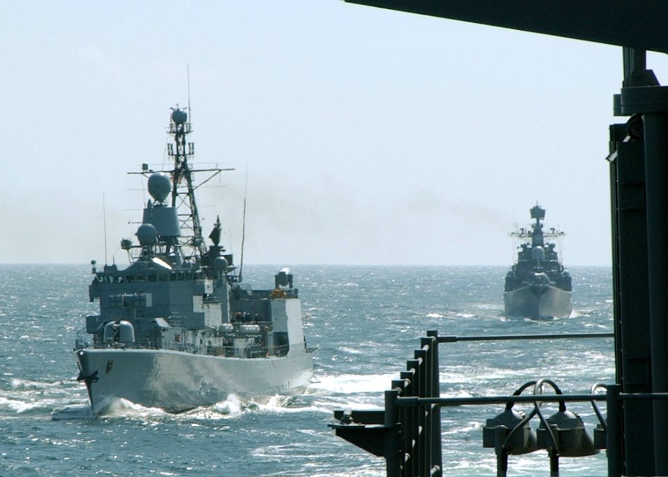 US Navy 030608-N-4374S-014 German Navy ship FGS Lubeck (F 214) and Russian Navy ship RFS Nastoychivyy