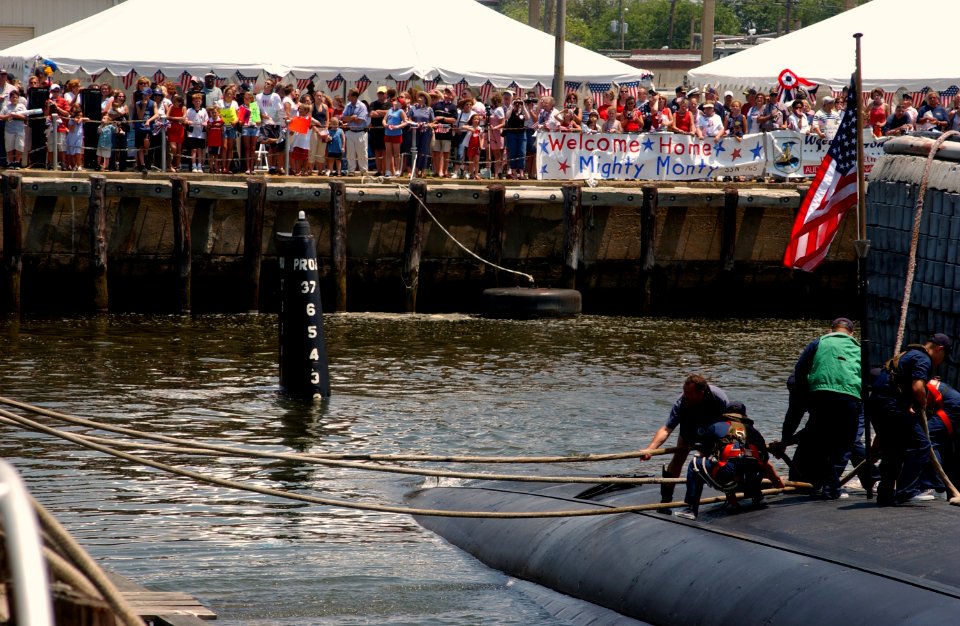 US Navy 030710-N-0000C-002 Sailors aboard the fast-attack submarine USS Montpelier (SSN 765) secure the lines to the pier in Norfolk as their friends and family await their arrival