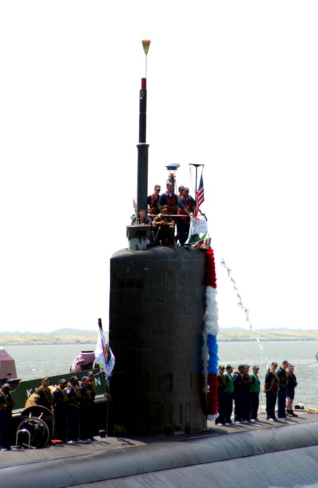 US Navy 030710-N-0000C-003 Sailors aboard the fast-attack submarine USS Montpelier (SSN 765) prepare to moor at Naval Station Norfolk. Montpelier is the last Norfolk-based submarine to return home from deployment in support of
