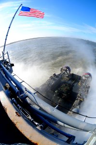 US Navy 100129-N-7955L-040 Landing craft air cushion approaches USS Kearsarge
