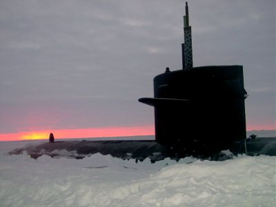 US Navy 031000-N-XXXXB-004 The Los Angeles-class fast attack submarine USS Honolulu (SSN 718) sits surfaced 280 miles from the North Pole at sunset