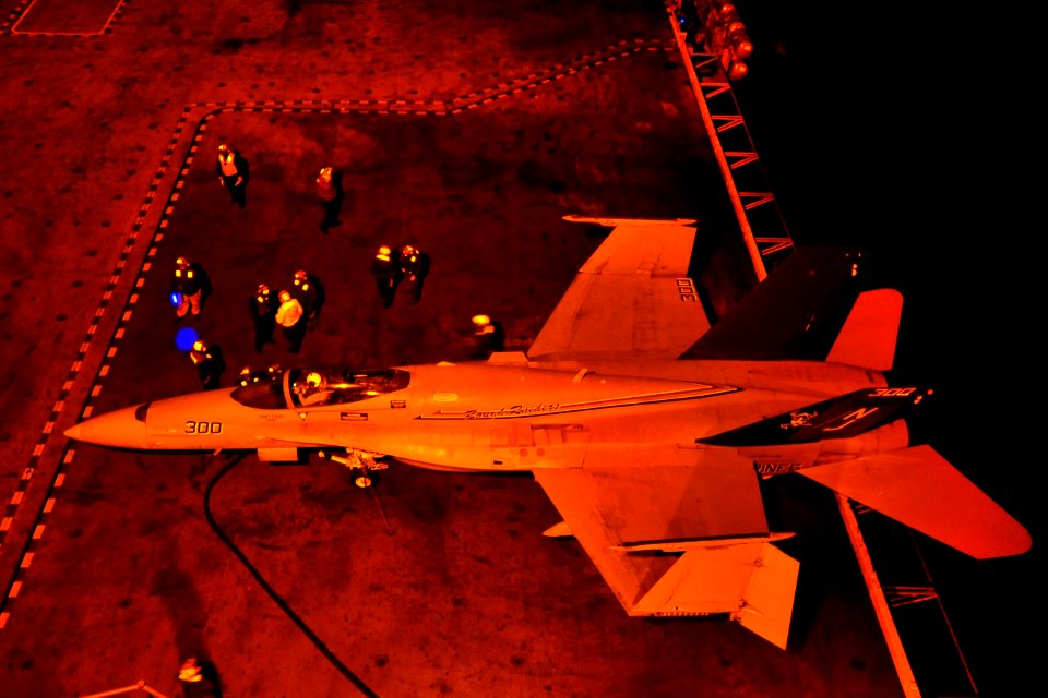 US Navy 100712-N-2953W-667 Sailors refuel aircraft aboard USS Carl Vinson