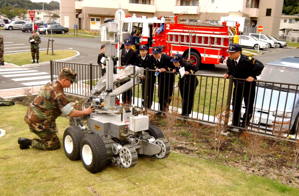 US Navy 031105-N-0000W-007 Healthcare professionals watch a demonstration