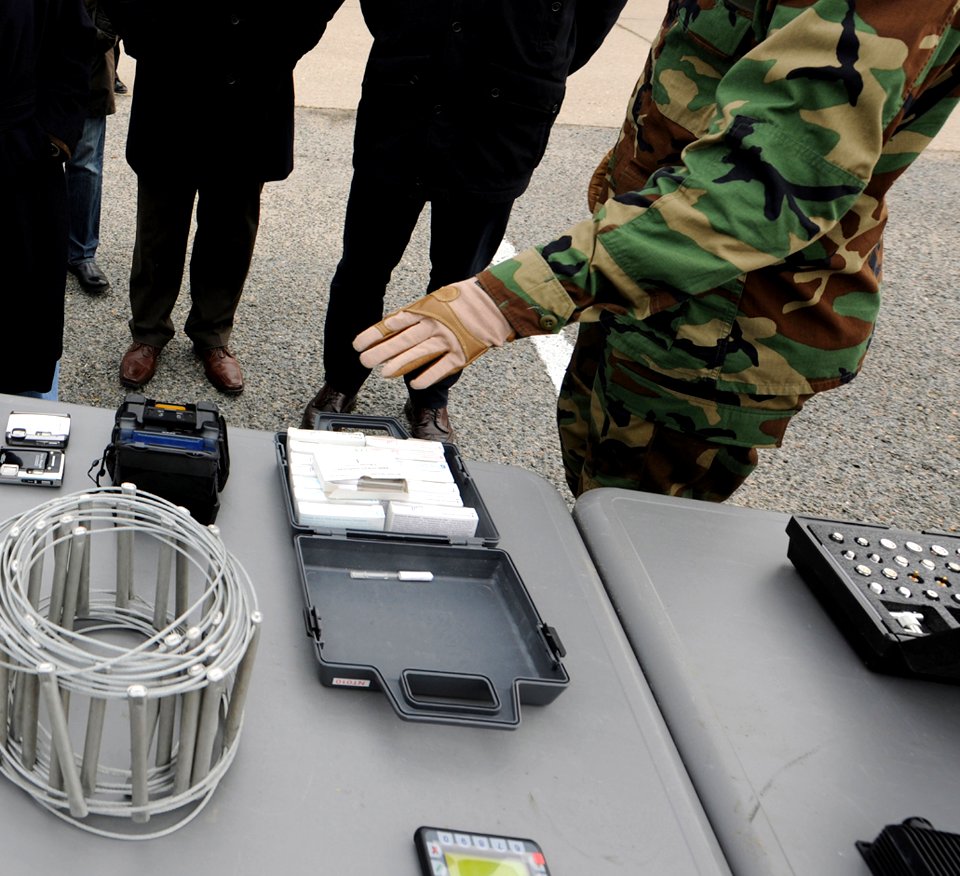 US Navy 110128-N-4267W-112 demonstration of Navy Expeditionary Intelligence Command (NEIC) tools and capabilities