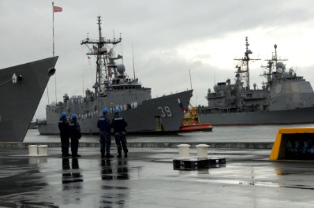 US Navy 110405-N-DD445-003 USS Doyle (FFG 39) returns to homeport after a six-month deployment to the Caribbean and eastern Pacific Ocean