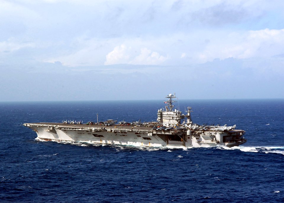 US Navy 040128-N-6278K-001 USS George Washington (CVN 73) underway in the Atlantic Ocean