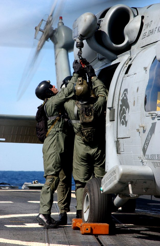 US Navy 040309-N-4374S-017 Sailors assigned to Explosive Ordnance Disposal Group Two (EODMU 2), Det. Four, reattach a rope to an HH-60H Seahawk assigned to the Red Lions of Helicopter Anti-Submarine Squadron One Five (HS-15) du