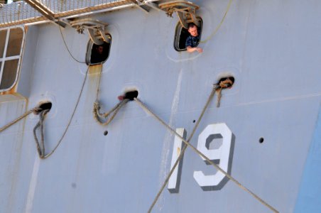 US Navy 110606-N-MO201-089 Sailors prepare for mooring operations as the amphibious transport dock ship USS Mesa Verde (LPD 19) arrives for a routi