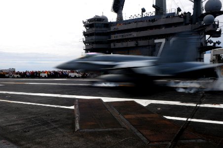 US Navy 110905-N-UO379-888 An F-A-18E Super Hornet lands aboard USS Ronald Reagan (CVN 76) during a tiger cruise air show