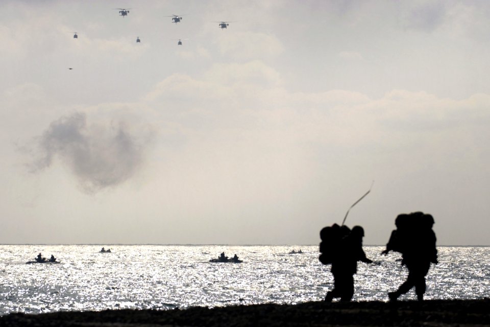 US Navy 040326-F-0193C-030 Republic of Korea Marines charge the beach at the beginning of a simulated amphibious assault on Pohang Beach, Korea