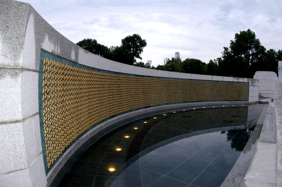 US Navy 040526-N-0295M-036 The Commemorative Area of the National World War II Memorial