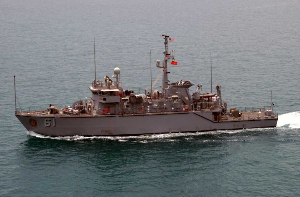 US Navy 040423-N-6234S-082 The mine warfare ship USS Raven (MHC 61) conducts local operations in the North Arabian Gulf