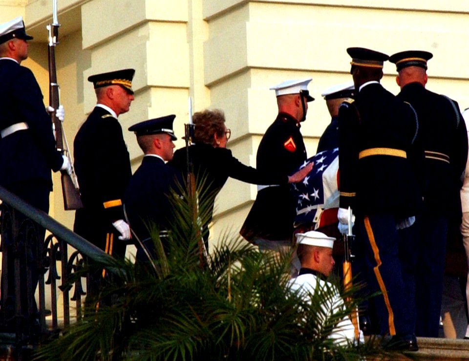 US Navy 040609-A-5968S-064 Former First Lady Nancy Reagan touches the flag-draped casket of former President Ronald Reagan on the steps of the U.S. Capitol