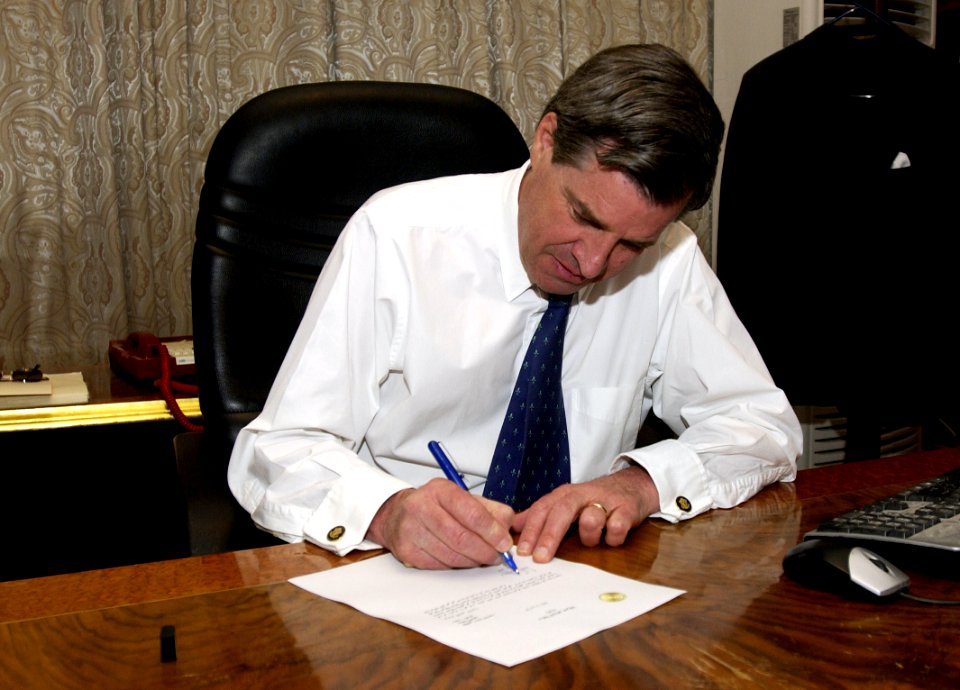 US Navy 040628-F-1351B-002 Ambassador L. Paul Bremer signs the Iraqi Sovereignty document
