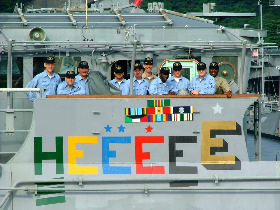 US Navy 040712-N-0000X-001 Gold Battle E aboard USS Chancellorsville (CG 62)