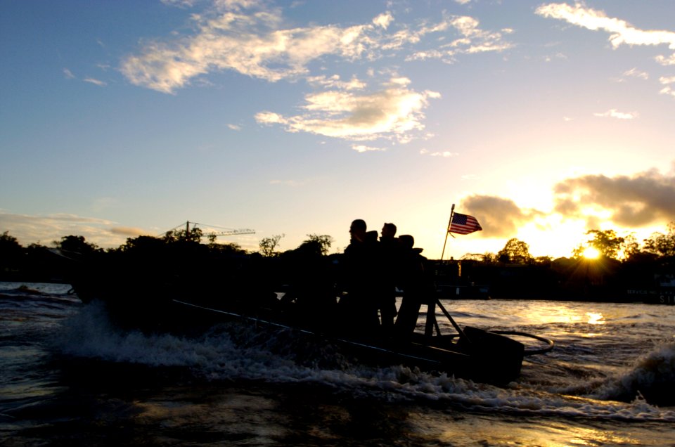US Navy 040626-N-1464F-018 U.S. and Latin America Marines conduct riverine operations along the Amazon River