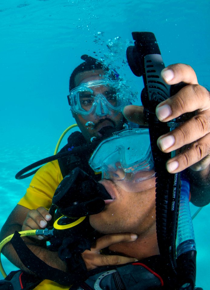US Navy divers and Belizean Coast Guard divers practice SCUBA emergency procedures in a pool 140624-N-IP743-311