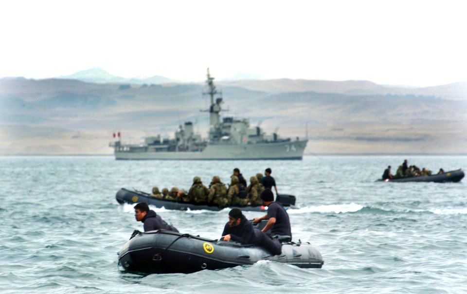 US Navy 040704-N-1464F-007 Peruvian Commandos and U.S. Marines approach the shores of Salinas during the largest amphibious assault exercise in Latin America, UNITAS 45-04
