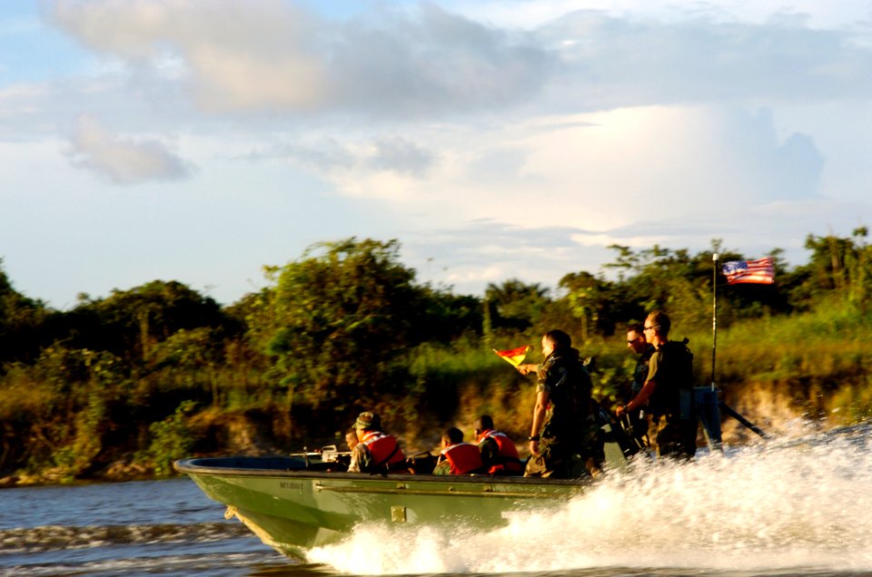 US Navy 040626-N-1464F-017 U.S. and Latin America Marines conduct riverine operations along the Amazon River