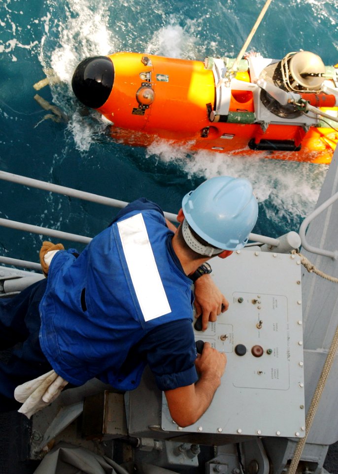 US Navy 040728-N-4374S-004 Mineman Steven Hill lowers the AN-SLQ-48 Mine Neutralization Vehicle in the Arabian Gulf by using a vehicle handling system (VHS) aboard the mine countermeasure ship USS Dextrous (MCM 13)