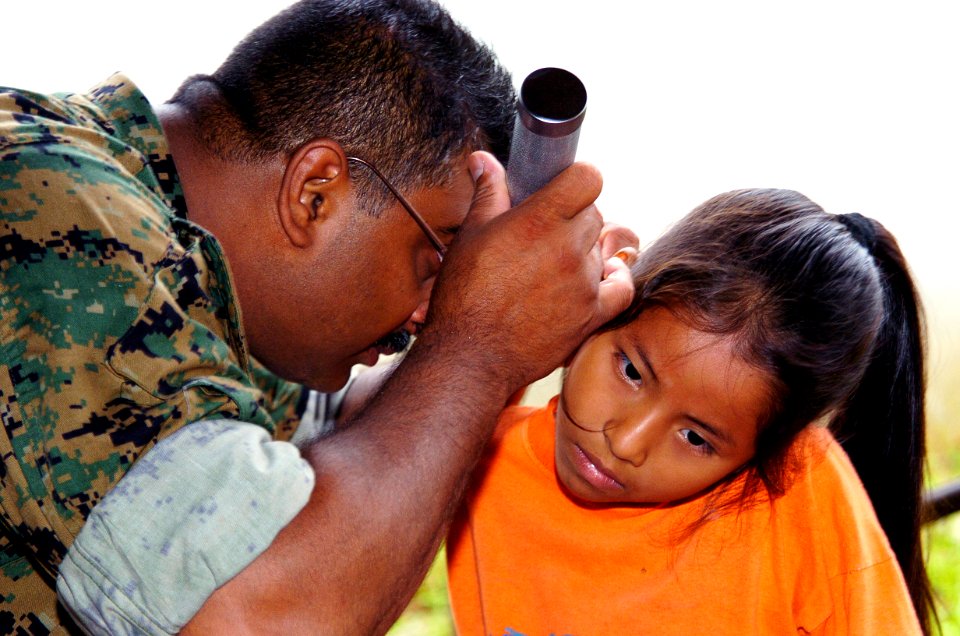 US Navy 040627-N-1464F-011 U.S. Naval Reservist Lt. Anthony Edwards provides a local Peruvian girl with a medial check-up