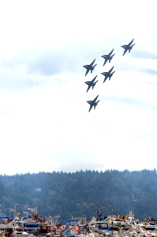 US Navy 040807-N-6477M-043 The Blue Angels perform above Lake Washington during Seafair week in Seattle, Wash