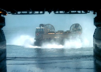 US Navy 040609-N-2972R-031 A Landing Craft, Air Cushion (LCAC) assigned to Assault Craft Unit Four (ACU-4) approaches the well deck of the amphibious assault ship USS Kearsarge (LHD 3)