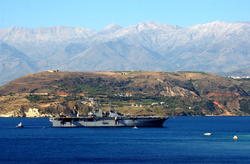 US Navy 040722-N-0780F-020 The amphibious assault ship USS Kearsarge (LHD 3) arrives in Souda Bay Harbor for its first port visit since being surge deployed