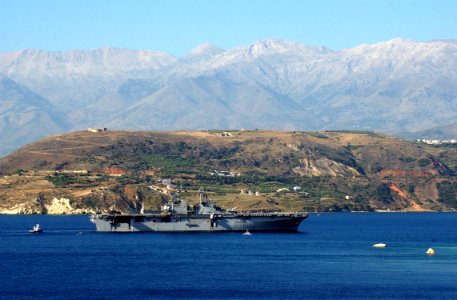 US Navy 040722-N-0780F-020 The amphibious assault ship USS Kearsarge (LHD 3) arrives in Souda Bay Harbor for its first port visit since being surge deployed