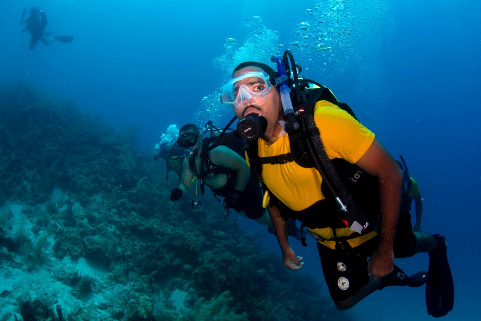 US Navy divers and Belizean Coast Guard divers work together during Southern Partnership Station '14 140626-N-IP743-269