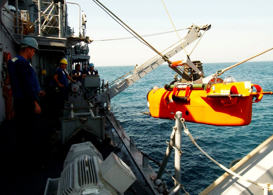 US Navy 040728-N-4374S-010 Sailors assigned to the mine countermeasure ship USS Dextrous (MCM 13) raise the AN-SLQ-48 Mine Neutralization Vehicle