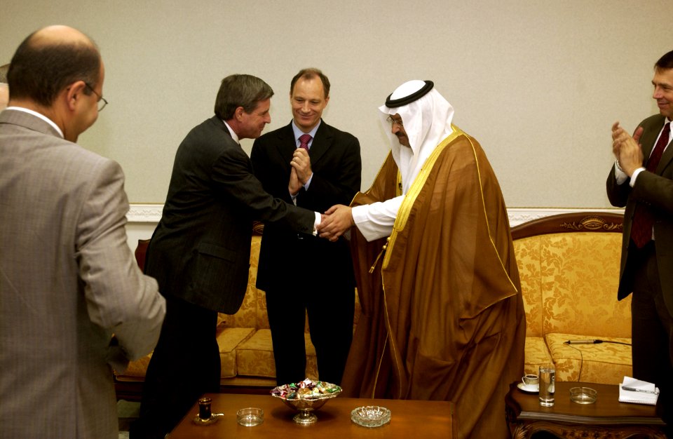 US Navy 040628-F-0193C-008 Ambassador L. Paul Bremer and Iraqi President Sheikh Ghazi Ajil al-Yawar shake hands