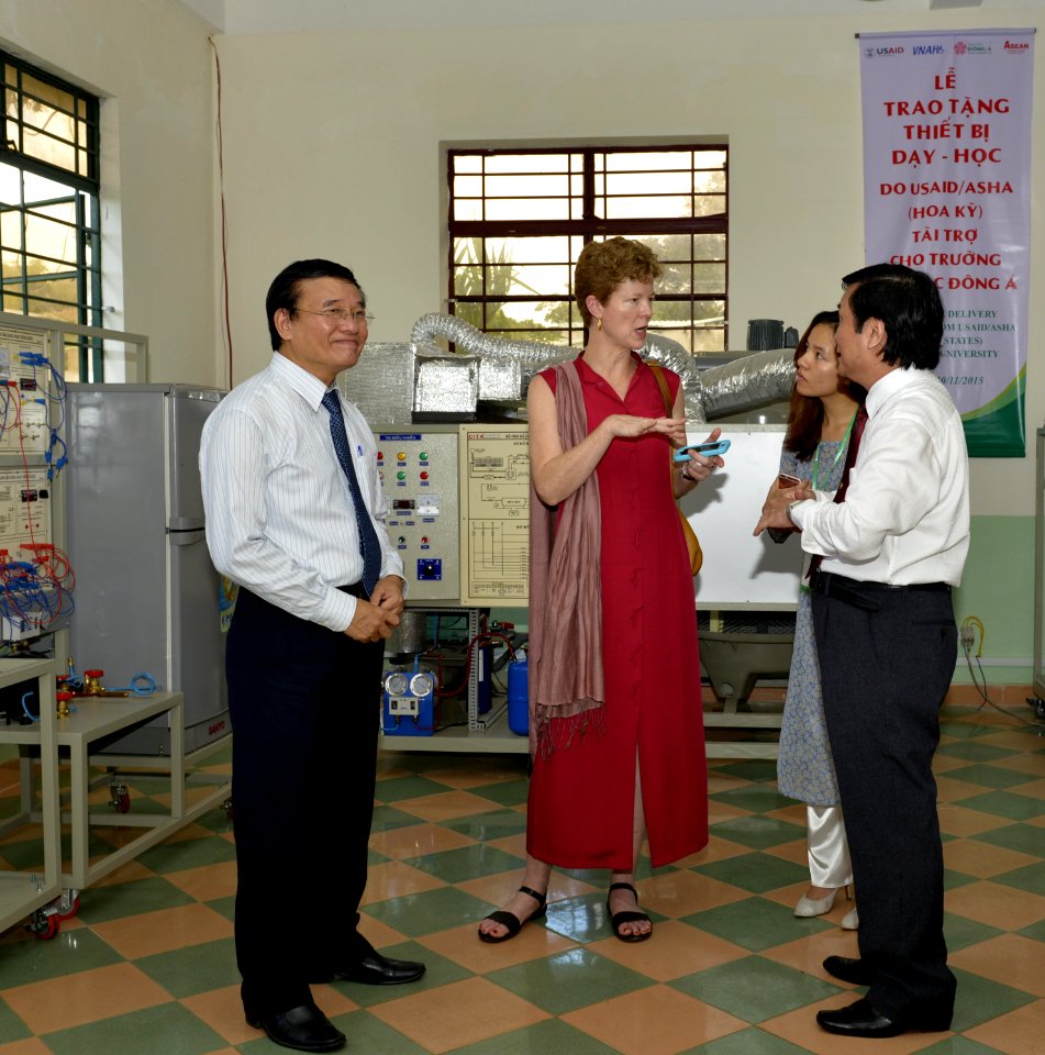 USAID gives educational equipment to Dong A University’s Quang Nam campus (22582828349)