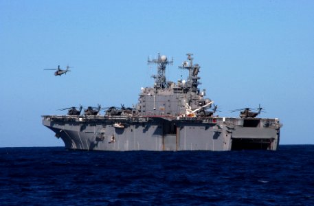 US Navy 040720-N-8500S-036 Marine Heavy Helicopter squadrons conduct flight operations aboard the amphibious assault ship USS Tarawa (LHA 1) during exercise Rim of the Pacific (RIMPAC) 2004