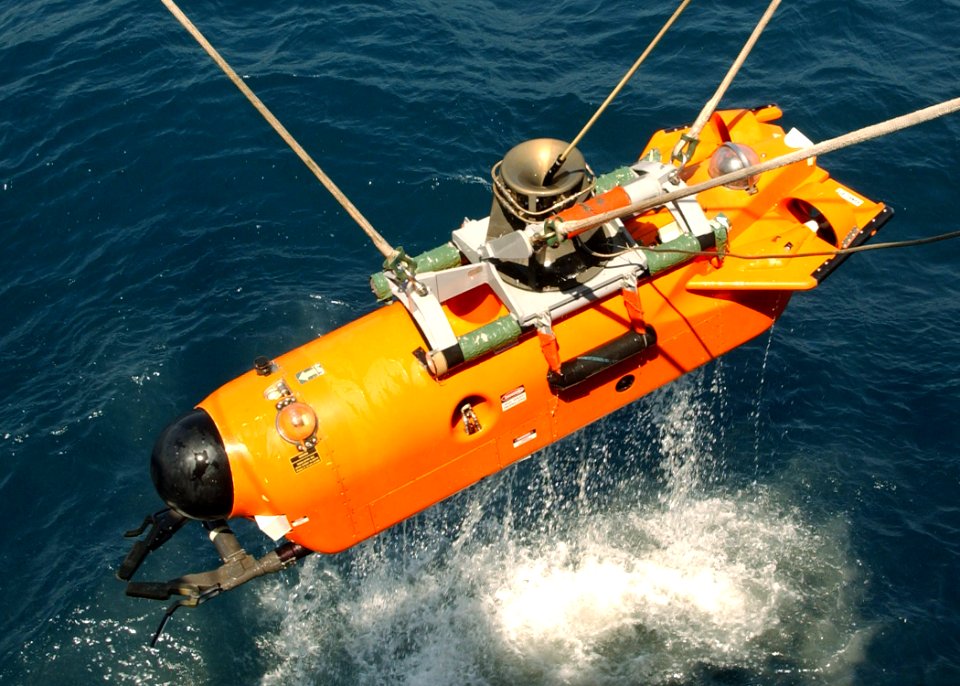 US Navy 040728-N-4374S-005 Sailors assigned to the mine countermeasure ship USS Dextrous (MCM 13) raise the AN-SLQ-48 Mine Neutralization Vehicle