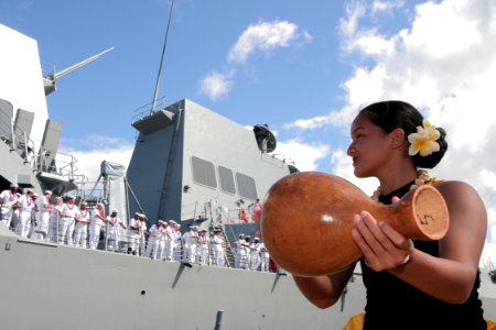 US Navy 040910-N-3228G-015 Sailors aboard the Navy's newest and most advanced Arleigh Burke-class guided missile destroyer USS Chung-Hoon (DDG 93), are greeted by Hawaiian hula dancers