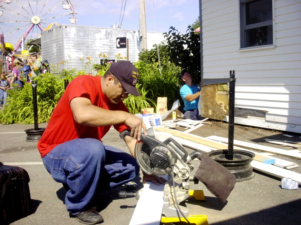 US Navy 040807-N-8110K-022 Gas Turbine System Technician 2nd Class Pedro Sierra, foreground, and Sonar Technician 1st Class Terry Hackney perform finishing touches to restore the Rockland, Maine Chamber of Commerce and Harbor M
