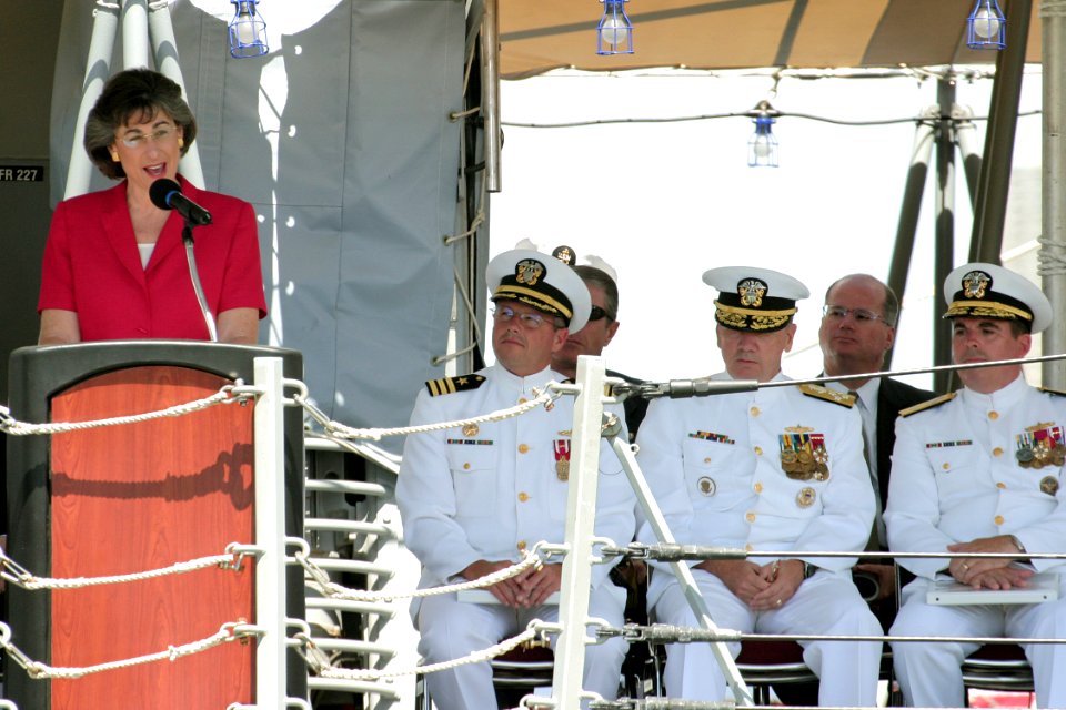 US Navy 040918-N-3228G-021 Hawaii Governor Linda Lingle addresses crew members and guests of the guided missile destroyer USS Chung-Hoon (DDG 93) during its commissioning ceremony