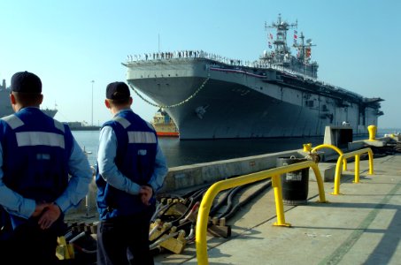 US Navy 041024-N-3925A-006 Sailors and Marines assigned to the amphibious assault ship USS Belleau Wood (LHA 3), man the rails as the ship enters Naval Station San Diego, Calif