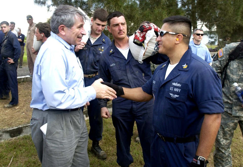 US Navy 050115-F-5586B-427 Deputy Defense Secretary Paul Wolfowitz meets with service members assisting with distribution of relief supplies