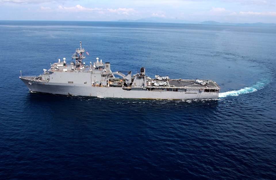 US Navy 050117-F-4884R-015 he amphibious dock landing ship USS Fort McHenry (LSD 43) makes a wide turn prior to conducting helicopter operations off the coast of the island of Sumatra, Indonesia