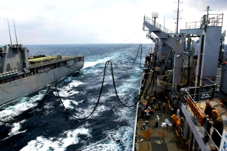 US Navy 050106-N-6074Y-112 USNS Rainier (T-AOE 7) supplies fuel to USS Mount Rushmore (LSD 47) during an underway replenishment