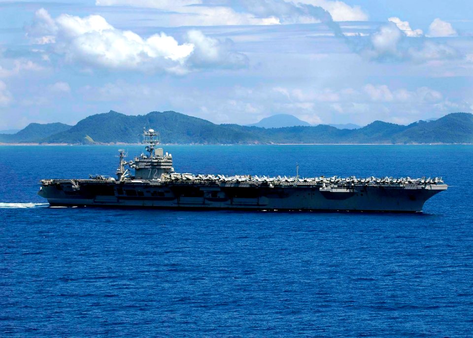 US Navy 050109-N-4166B-200 The Nimitz-class aircraft carrier USS Abraham Lincoln (CVN 72) underway in the Indian Ocean off the shore of Banda Aceh, Sumatra, Indonesia