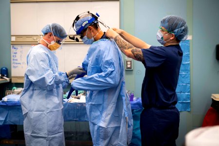 USNS Comfort (T-AH 20) Performs Surgery (49802454938)