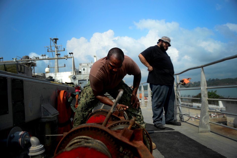 USNS Spearhead (JHSV-1) pulls into Sekondi 150203-N-RB579-040