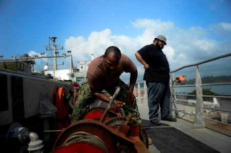 USNS Spearhead (JHSV-1) pulls into Sekondi 150203-N-RB579-040