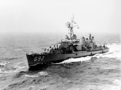 USS Allen M. Sumner (DD-692) underway at sea on 28 August 1970 (NH 96635)