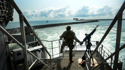 USNS Spearhead operations 150214-N-RB579-018