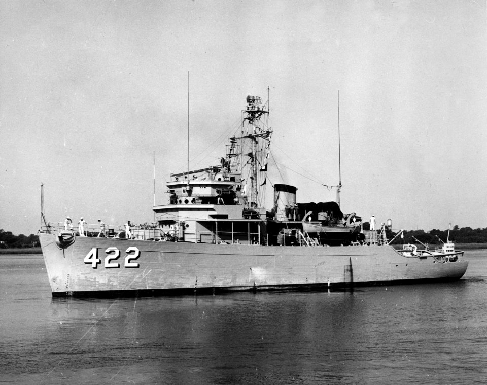 USS Aggressive (MSO-422) underway, circa in 1962 (L45-02.05.01)