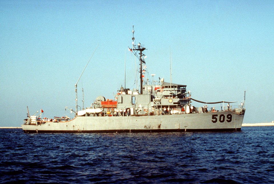 USS Adroit (MSO-509) underway in December 1990